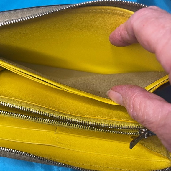 Celine Pebble Leather Wallet Yellow Interior Excel cond. Includes box & dust bag - Picture 13 of 15